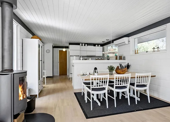 2 Bedroom Beautiful In Casa vacanze Jerup