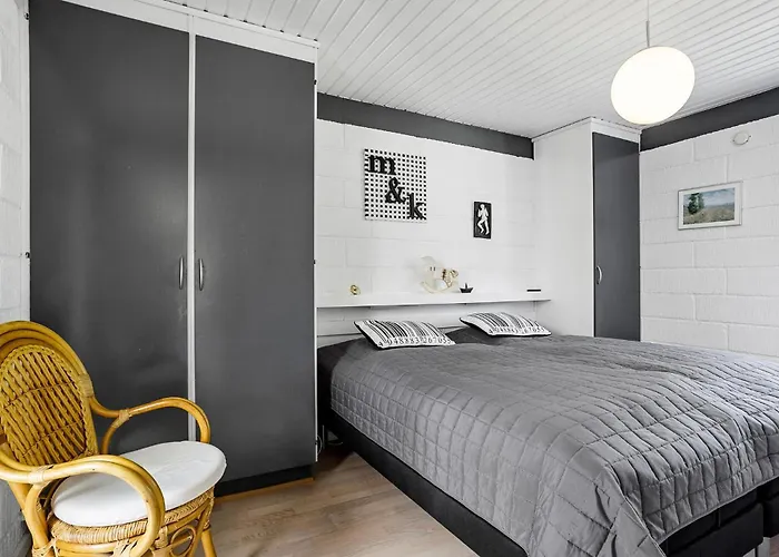 2 Bedroom Beautiful In Casa vacanze